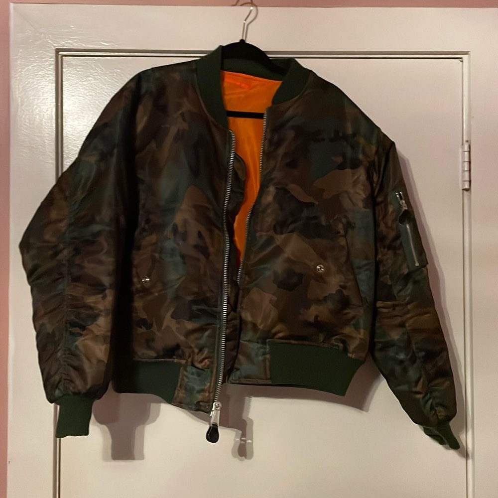 100% Flight Nylon: The MA-1 Flight Jacket is in size large.Excellent condition